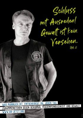 Ein Mann mit Händen in den Hostentaschen, daneben der Text: Schluss mit Ausreden! Gewalt ist kein Versehen.