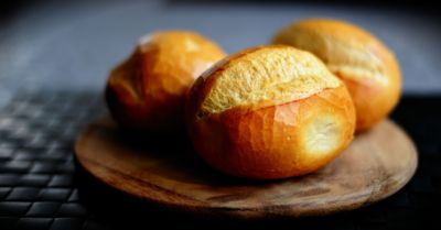 Frischen Brötchen auf einem Holzteller