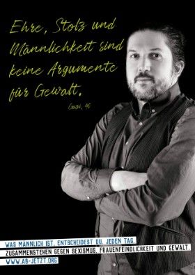Ein Mann mit verschränkten Armen, daneben der Text: Ehre, Stolz und Männlichkeit sind keine Argumente für Gewalt.